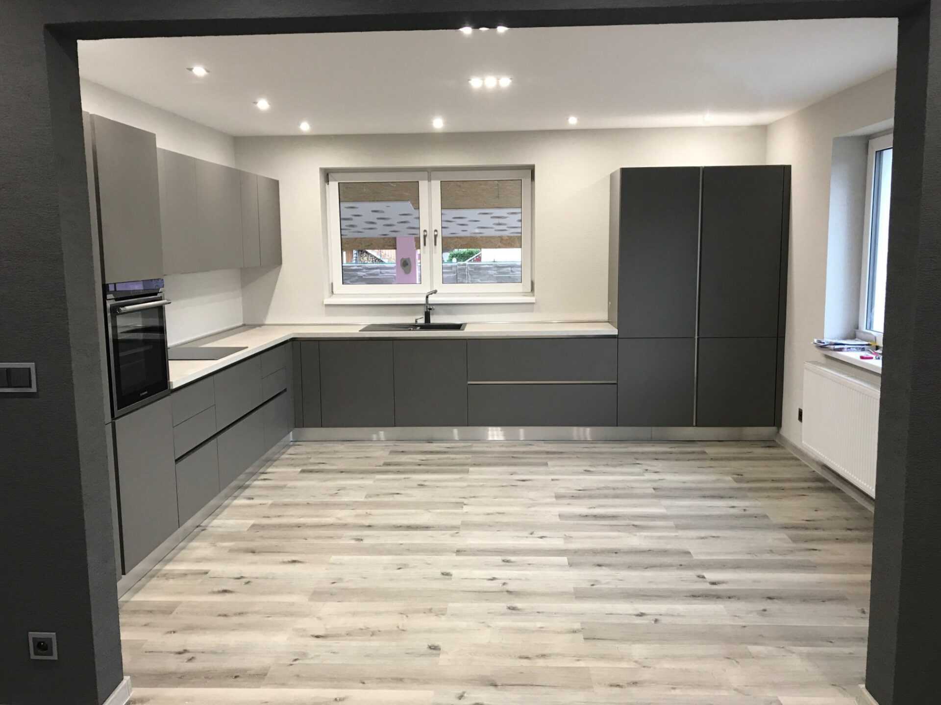 Moderná matná kuchynská rohová linka