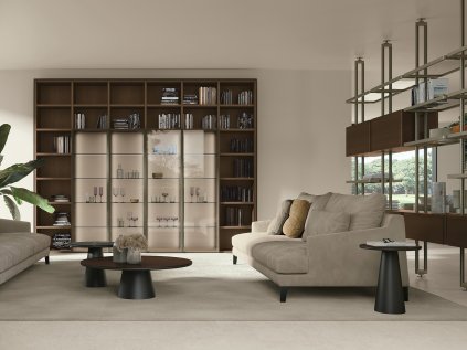 Zostava HOME 04 od spoločnosti TOMASELLA. Knižnica ATLANTE_AT232 s dvierkami Metropolis. Stolíky CONO.