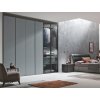 Moderný šatník s hliníkovým rámom METROPOLIS v kombinácií s matnými lakovanými dverami GOLA