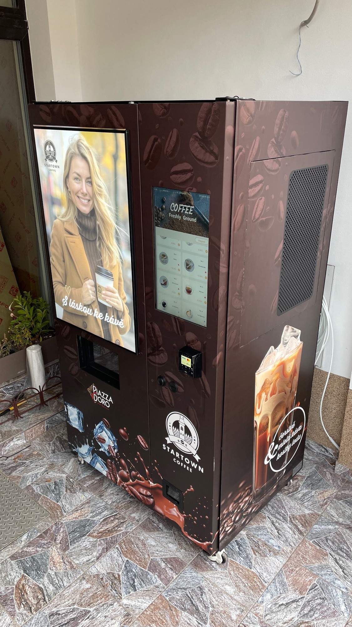Prvý automat na ľadovú kávu v centre Hořic!