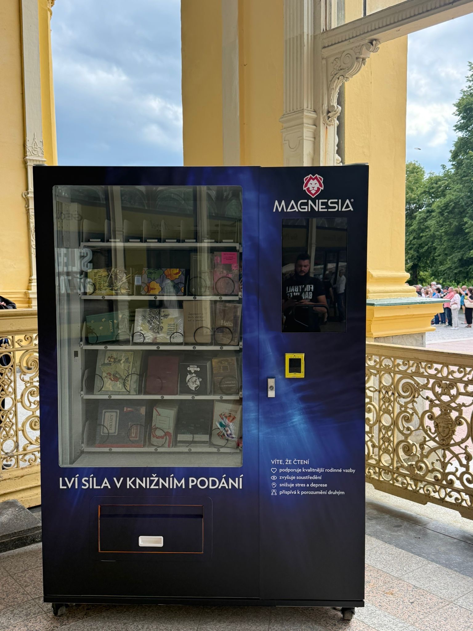 prodejni-automat-na-knihy-centrumo-mattoni