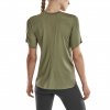 The run shirt short sleeve v4 olive w back crop model 1536x1536px