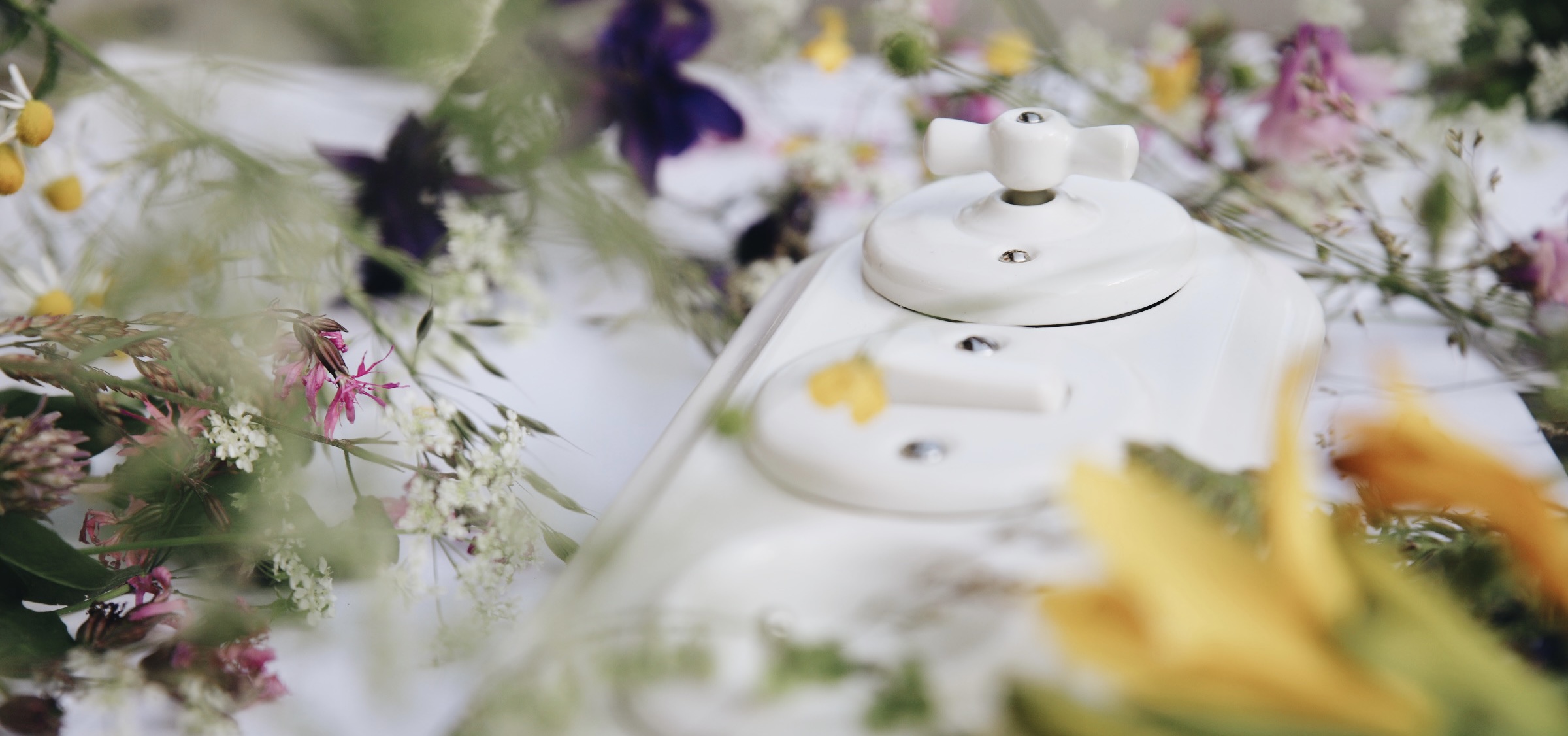 ZÁSUVKY A VYPÍNAČE