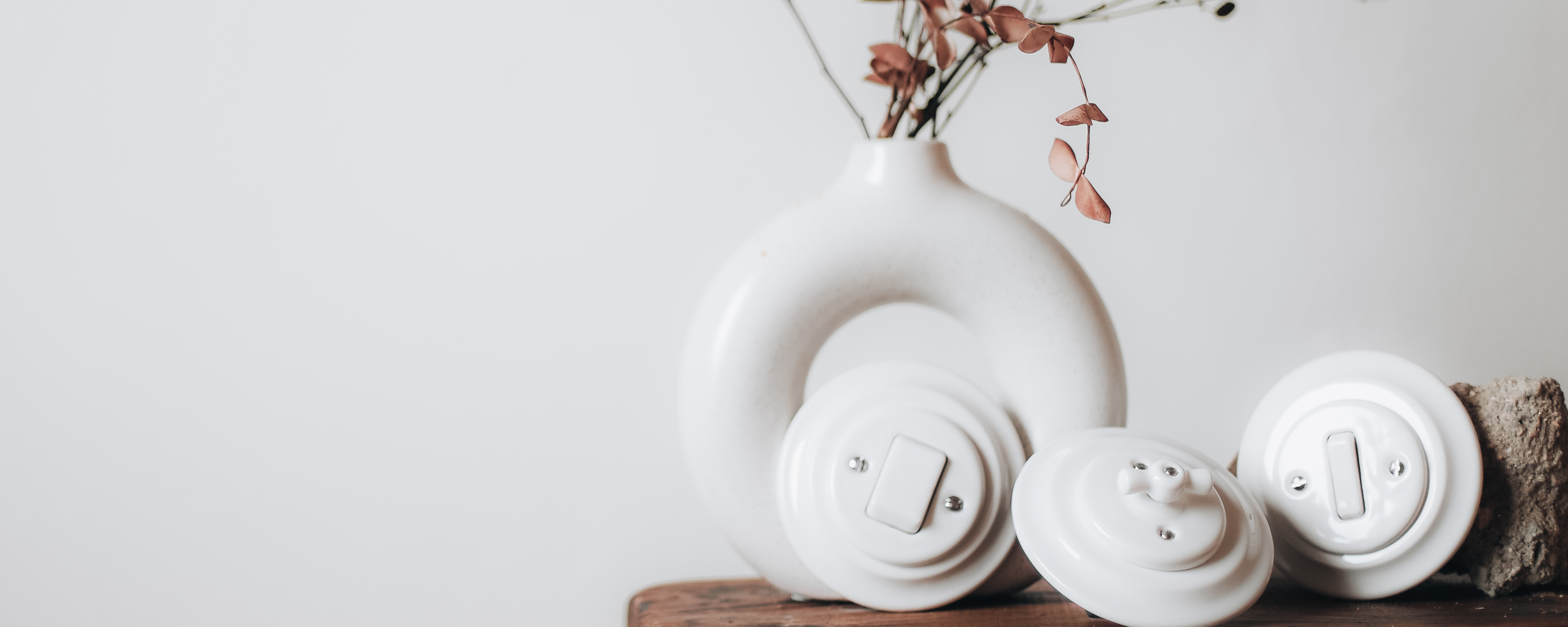 ZÁSUVKY A VYPÍNAČE