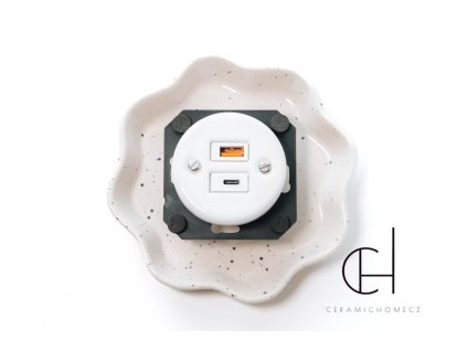 Keramická USB zásuvka do sestavy BÍLÁ