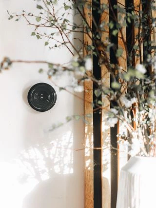 Minimalismus, který má duši. Keramická zásuvka v nadčasovém designu, která spojuje funkčnost s estetikou. Jemný lesk a...