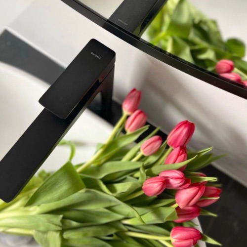 Černobílá elegance s květinovým dotykem