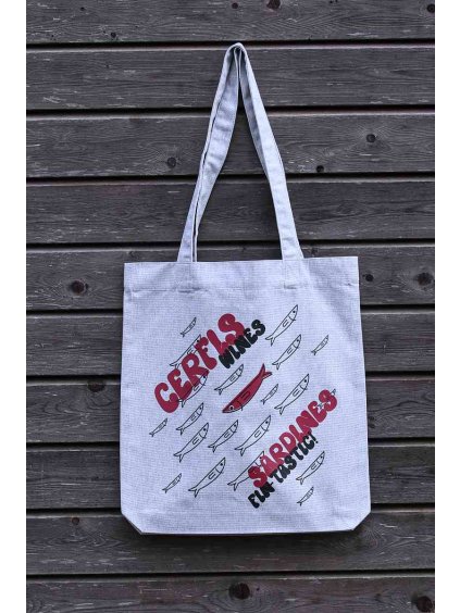 šedá plátěná taška s motivem sardinek