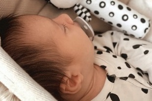 Bílý šum pro miminka a novorozence: Kdy a jak ho používat pro lepší spánek