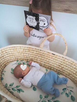 Když starší sourozenec z kontrastních kartiček vyroste a pak je ukazuje mladšímu😍🤍🖤 #cernanabile #kontrastnikarty...