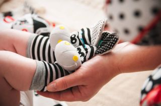 Ponožky na nožky🧦 to musí být! A naše kontrastní ponožky jsou 2 v 1 - hračka+stylový doplněk v kontrastních barvách🧦🤍🖤...