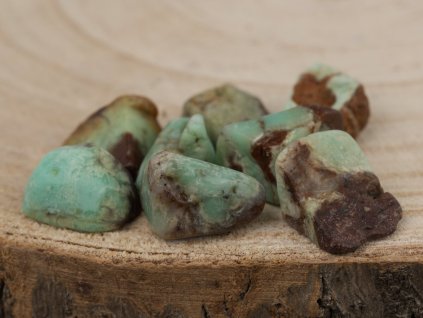 Chryzopras, tromlovaný kámen