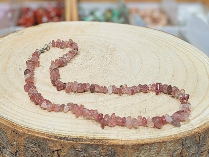 Jahodový křemen - náhrdelník; 40cm - sekaný