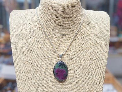 Rubín v zoisitu - přívěsek; 30-40mm