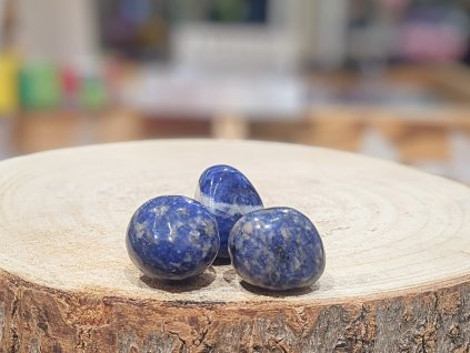 Sodalit - fluorescenční tromlovaný kámen; 30-40mm