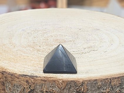 Šungit - pyramida; 30mm