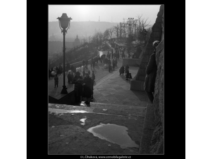 Nedělní odpoledne na Letné (1066), žánry - Praha 1961 únor, černobílý obraz, stará fotografie, prodej