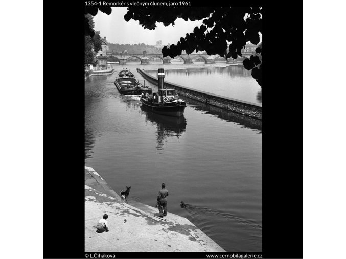 Remorkér s vlečným člunem (1354-1), žánry - Praha 1961 jaro, černobílý obraz, stará fotografie, prodej