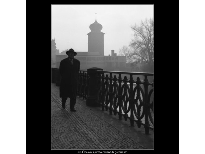Muž jdoucí po nábřeží (1355-1), žánry - Praha 1961 říjen, černobílý obraz, stará fotografie, prodej