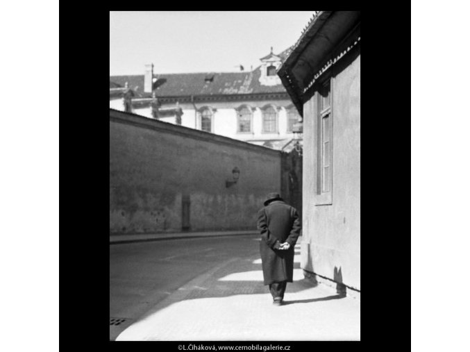 Sehnutý stařec (5281), žánry - Praha 1967 duben, černobílý obraz, stará fotografie, prodej