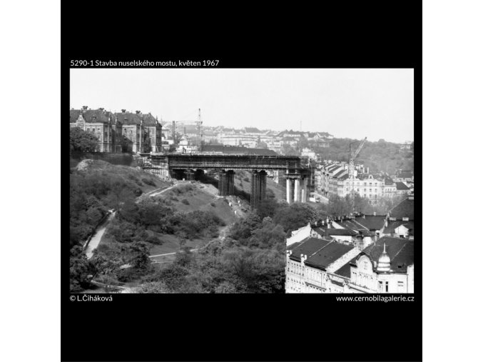 Stavba nuselského mostu (5290-1), žánry - Praha 1967 květen, černobílý obraz, stará fotografie, prodej