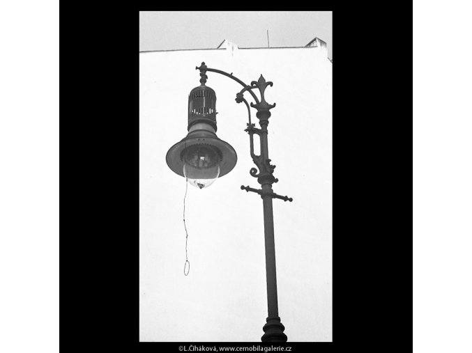 Stará lampa (5240), Praha 1967 duben, černobílý obraz, stará fotografie, prodej