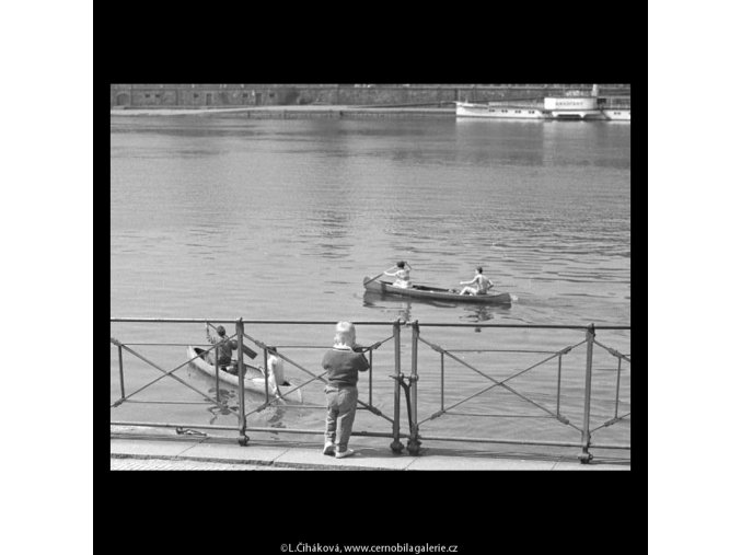 Klučina u zábradlí (5261-2), žánry - Praha 1967 duben, černobílý obraz, stará fotografie, prodej