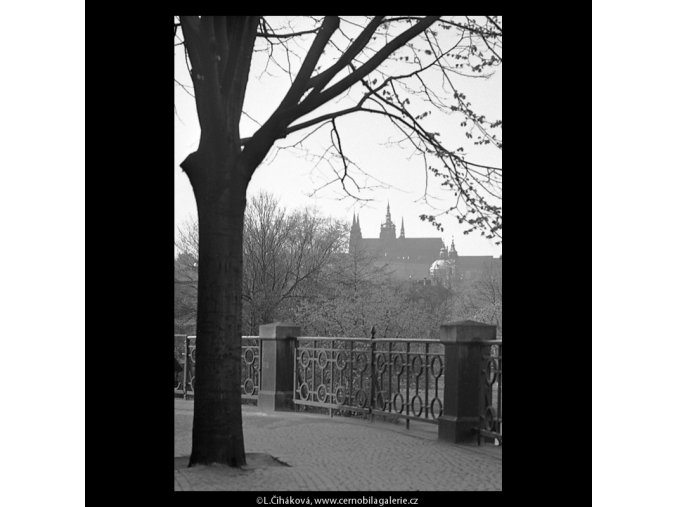 Pohled na Pražský hrad (5250), Praha 1967 duben, černobílý obraz, stará fotografie, prodej