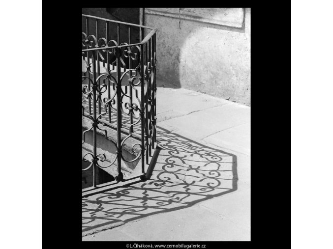 Zábradlí a jeho stín (5354), Praha 1967 červen, černobílý obraz, stará fotografie, prodej
