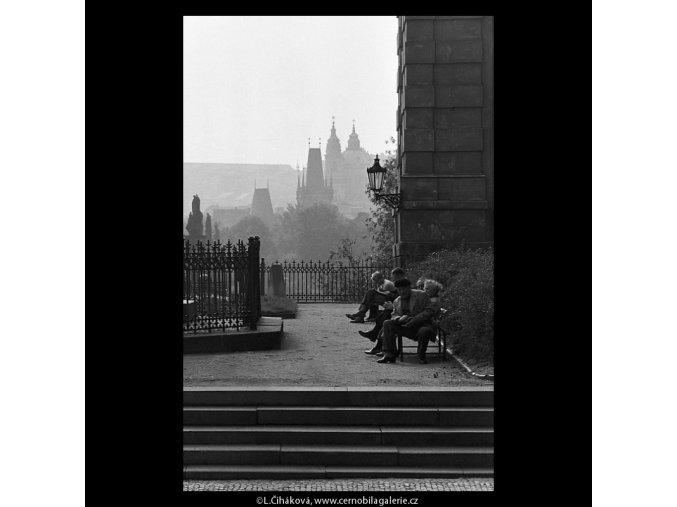 Na Křižovnickém náměstí (5340), Praha 1967 květen, černobílý obraz, stará fotografie, prodej