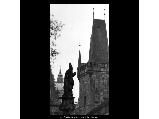 Pražské věže (5333), Praha 1967 květen, černobílý obraz, stará fotografie, prodej