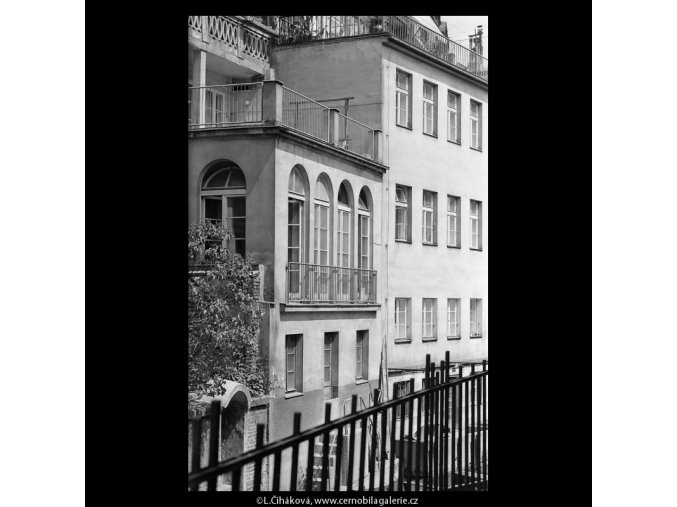 Domy z pražské Čertovky (5318), Praha 1967 květen, černobílý obraz, stará fotografie, prodej