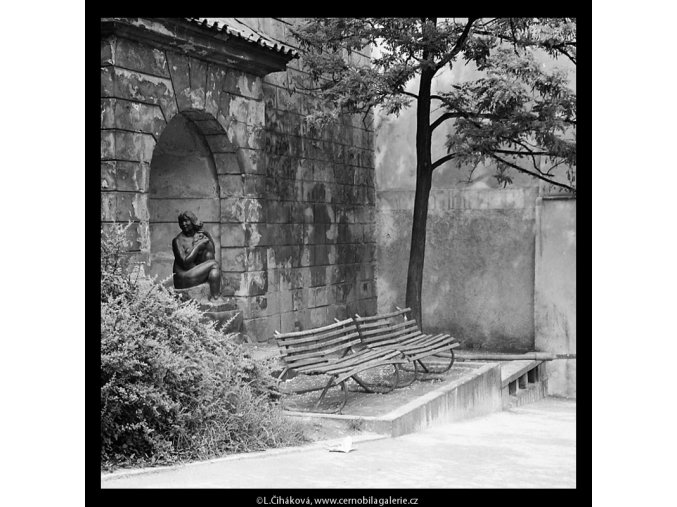 Eva ve výklenku (5365-10), Praha 1967 červen, černobílý obraz, stará fotografie, prodej