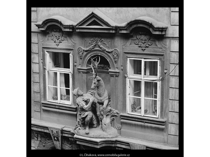 U Zlatého jelena (5369), Praha 1967 červen, černobílý obraz, stará fotografie, prodej