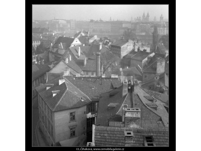 Pohled na střechy (41-8), Praha 1958 , černobílý obraz, stará fotografie, prodej