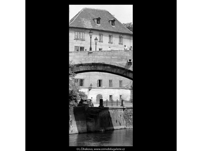 Oblouk Karlova mostu a Čertovka (5419-1), Praha 1967 červenec, černobílý obraz, stará fotografie, prodej