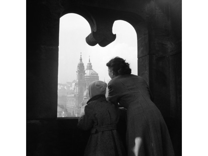 Průhled oknem z vyhlídky (41-26), Praha 1958 , černobílý obraz, stará fotografie, prodej