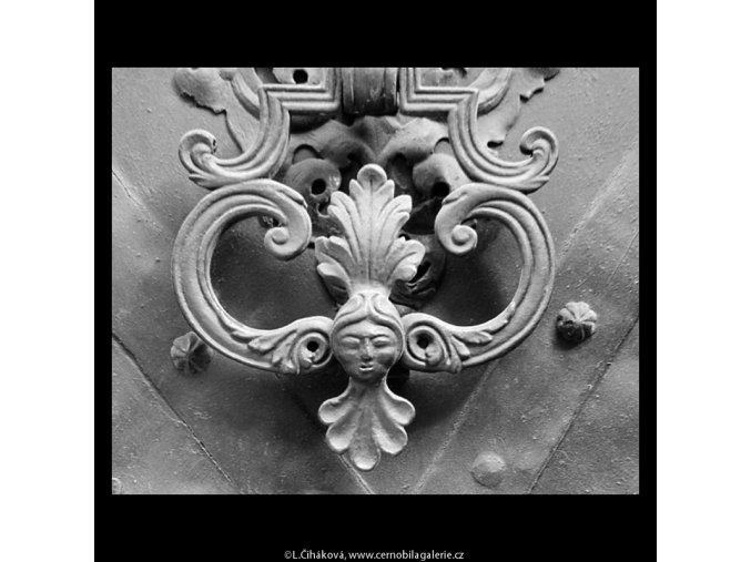 Staré klepadlo na dveřích (5593-1), Praha 1967 září, černobílý obraz, stará fotografie, prodej