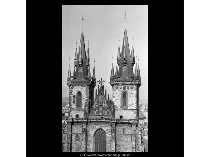 Věže Týnského chrámu (5506), Praha 1967 srpen, černobílý obraz, stará fotografie, prodej