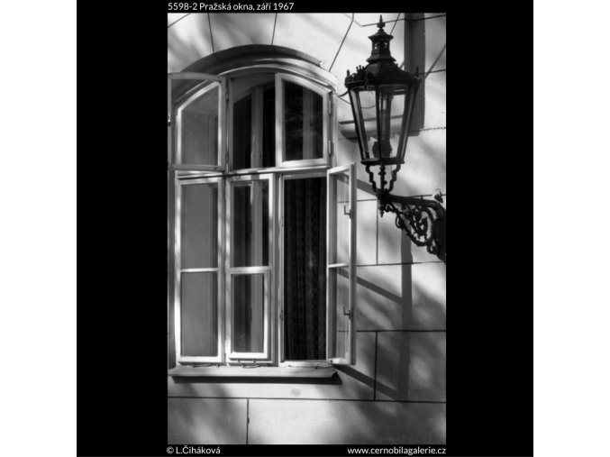 Pražská okna (5598-2), Praha 1967 září, černobílý obraz, stará fotografie, prodej