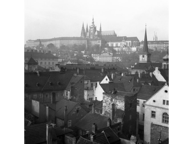 Pražský hrad přes střechy (41-30), Praha 1958 , černobílý obraz, stará fotografie, prodej