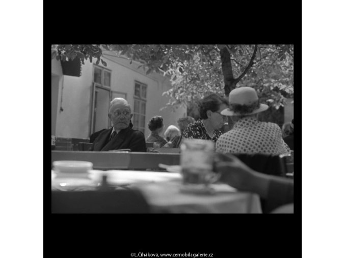 V zahradní restauraci (5519), žánry - Praha 1967 srpen, černobílý obraz, stará fotografie, prodej
