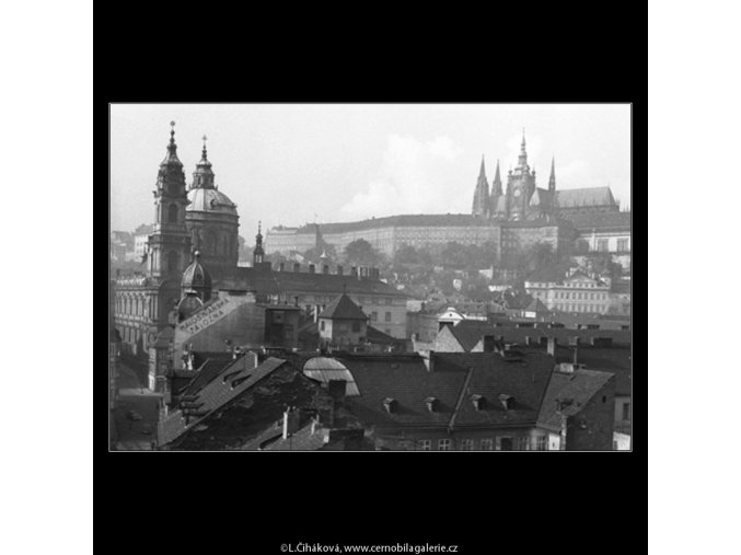 Oknem vyhlídky (41-32), Praha 1958 , černobílý obraz, stará fotografie, prodej