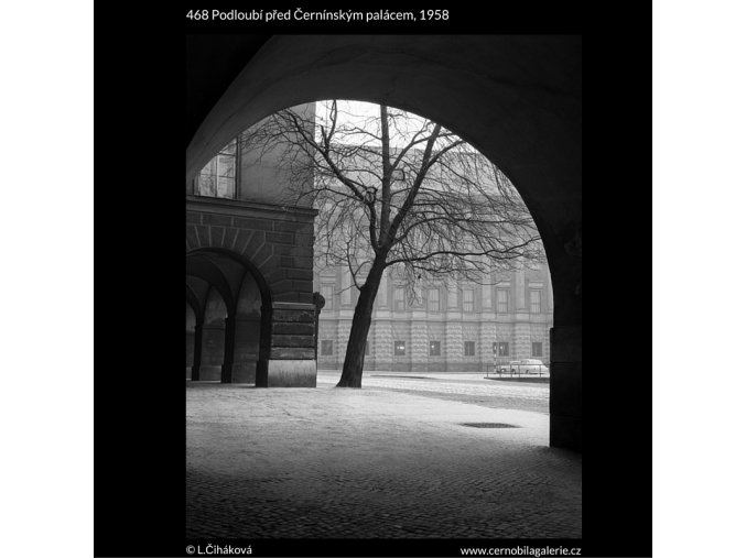 Podloubí před Černínským palácem (468), Praha 1958 , černobílý obraz, stará fotografie, prodej