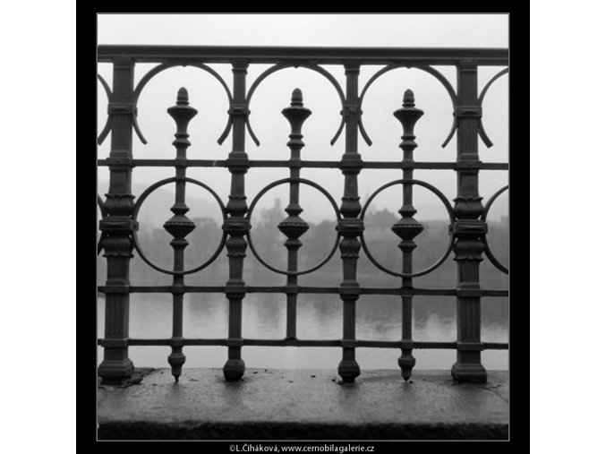 Detail zábradlí (555), Praha 1958 , černobílý obraz, stará fotografie, prodej