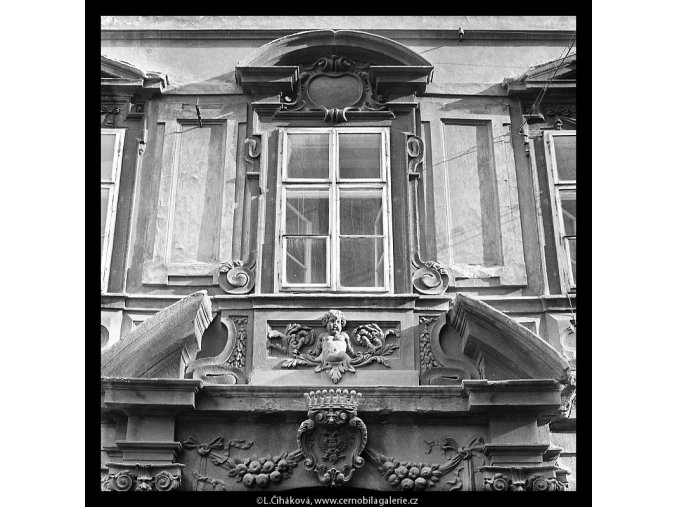 Okna Kolovratského paláce (5611), Praha 1967 září, černobílý obraz, stará fotografie, prodej