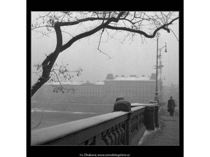 Na mostě (44), Praha 1959 , černobílý obraz, stará fotografie, prodej