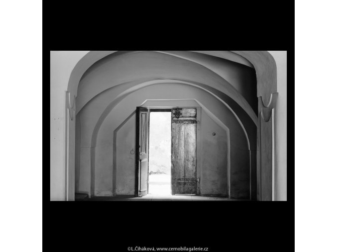 Otevřené domovní dveře (5623), Praha 1967 září, černobílý obraz, stará fotografie, prodej