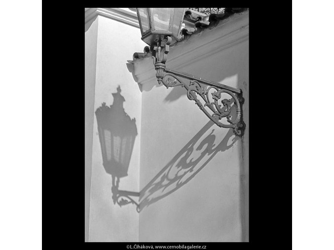 Stín lampy (5668), Praha 1967 říjen, černobílý obraz, stará fotografie, prodej