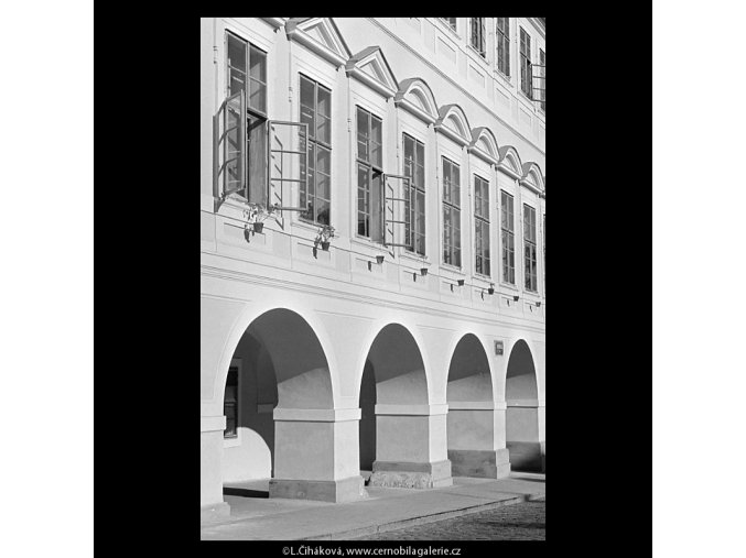 Podloubí (5673-2), Praha 1967 říjen, černobílý obraz, stará fotografie, prodej